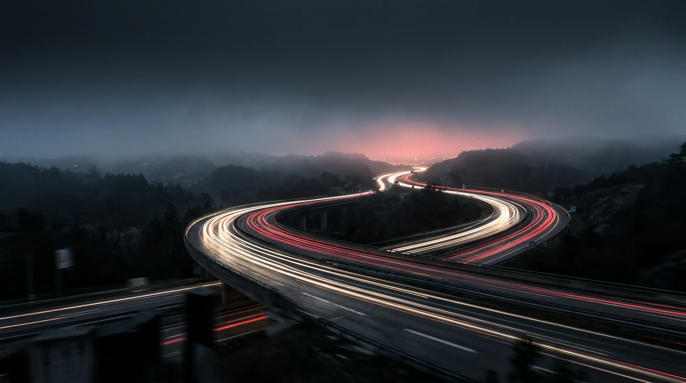 Abstrakte Nachtstraße und Lichtspuren, hero-bg.webp, 1376×768 Pixel, dunkles Farbschema für Kfz-Kontext